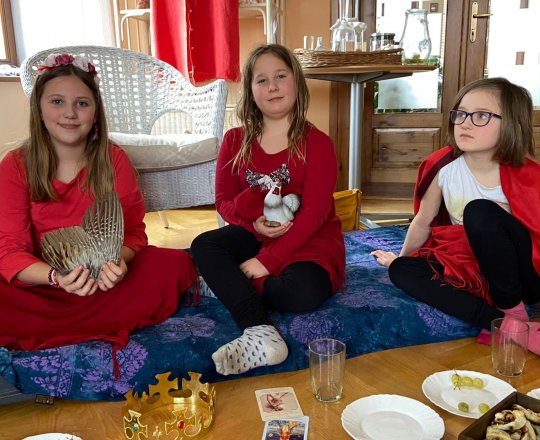 Kamarádky přišly podpořit mladou ženu